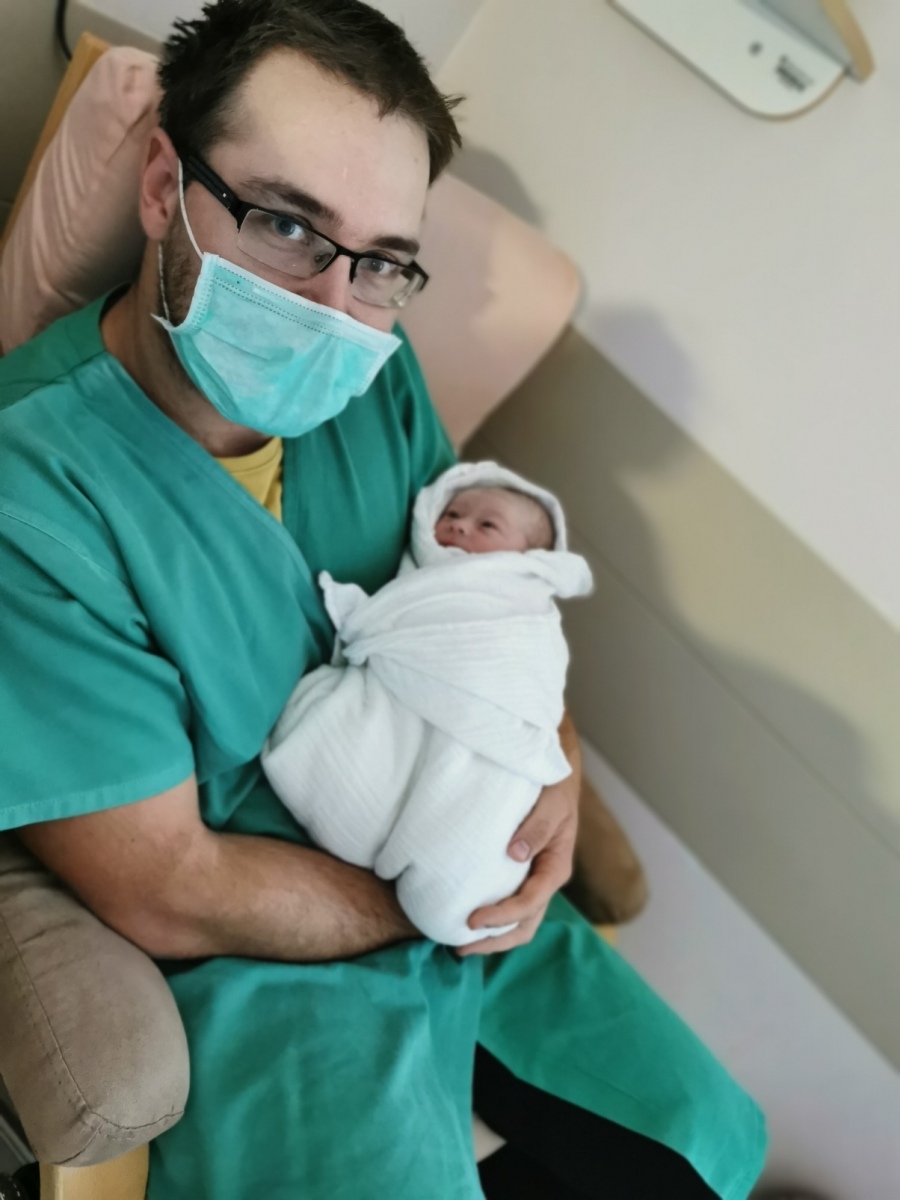 newborn-proud-dad-delivery-room