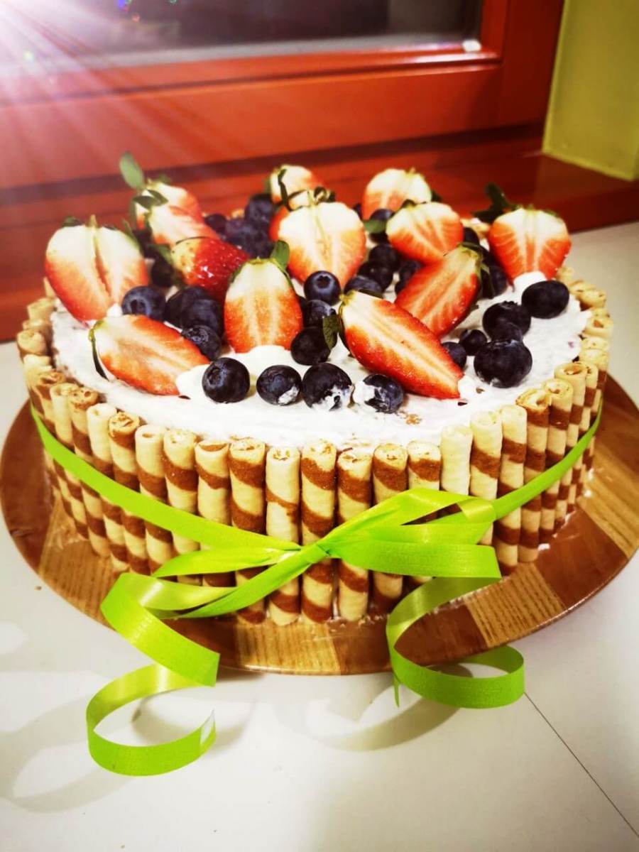 cake-with-strawberries-and-blueberries